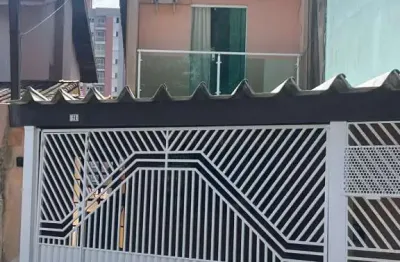 Sobrado espaçoso e versátil com edícula em excelente localização!