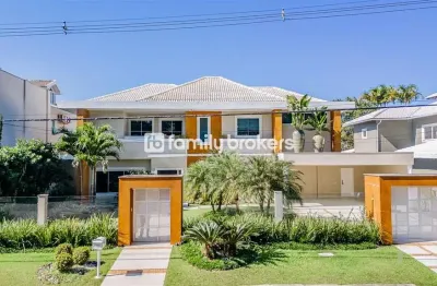 Casa à venda em condominio de luxo com 1200m², 4 suítes e 4 vagas.