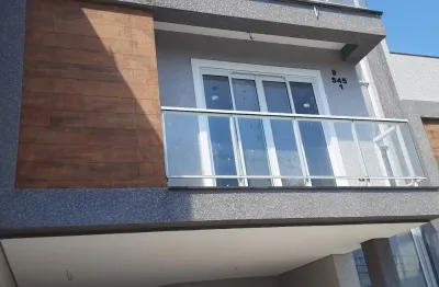 Sobrados três qtos em excelente localização,  próximo via rápida e Winston Churchill