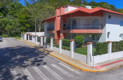 Familiar, amplo, no centro, próximo à praia. Confortável, arejado, com jardim.