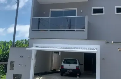 Excelente sobrado (geminado), suíte mais dois quartos, cozinha mobiliada, quartos com armários.