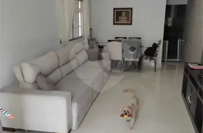 Casa com 3 quartos, 3 banheiros e quintal – próx. terminal casa verde