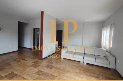 Aluga-se apartamento, 3 suítes, terraço e 2 vagas de garagem em petrópolis