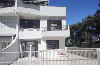 Sobrado para temporada em guaratuba, centro, 3 dormitórios, 1 suíte, 3 banheiros, 3 vagas