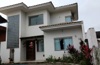 Sobrado à venda em piçarras – espaço, conforto e lazer para toda a família!
