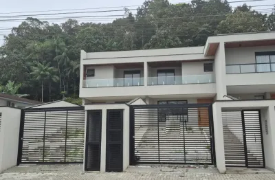 Sobrado geminado alto padrão de acabamento com fácil acesso a br101