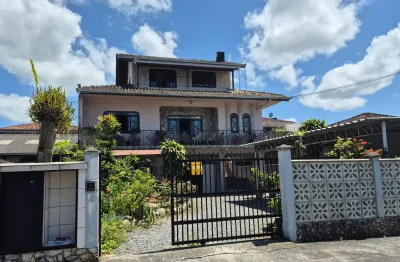 Sobrado com apartamento no piso superior e mais três apartamentos para locação.