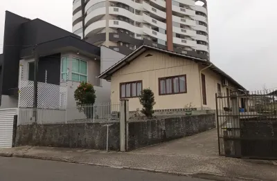 Ótimo terreno muito bem localizado com uma casa de madeira de lei.