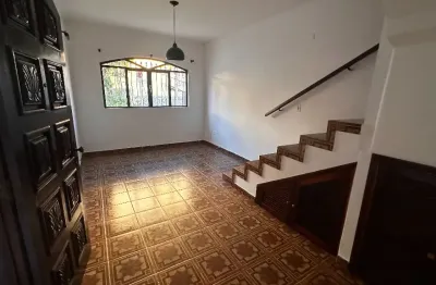 Sobrado amplo e versátil para locação – comercial ou residencial