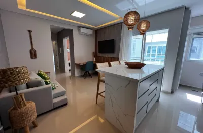 Apartamento mobiliado com 02 dormitórios sendo 01 suíte - ingleses norte a 500m do mar