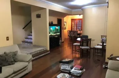 Sobrado á venda na vila sônia, com 3 suítes e 2 vagas.