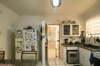 Sobrado residencial de 209m²  possui 3 dormitórios, 1 banheiro e 3 vagas á venda na região do sacomã