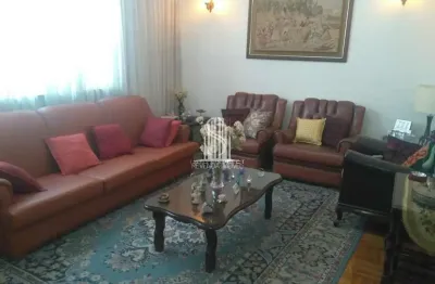 Casa assobradada, de 165m² possui 3 dorm, 2 salas e 4 vagas, à venda na região do planalto paulista.