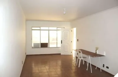 Sobrado com três dormitórios (uma suíte) e duas vagas à venda no planalto paulista.