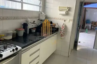 Casa assobradada de 150m² com tres dormitorios sendo uma suite, 3 banheiros e duas vagas de garagem.