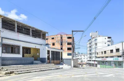 Casa com 4 moradias com potencial comercial na rua das clinicas