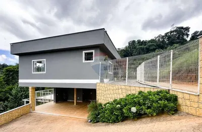 Casa duplex com 4 quartos, suíte e quintal – localização privilegiada em domingos martins