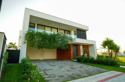 Casa de condomínio alto padrão com 4 quartos, 6 banheiros e 418m² no alphaville jacuhy – r$ 4.500.000