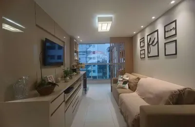 Apartamento alto padrão – 3 quartos sendo 1 suíte, varanda ampliada e 2 vagas – terceira quadra do mar