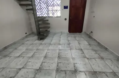 Sobrado à venda no Ipiranga, São Paulo-SP: 132m², 3 quartos, 1 suíte, 2 banheiros, 2 vagas de garagem, próximo ao metrô e terminal de ônibus!