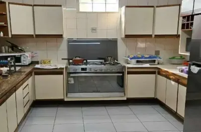 Casa à venda no Ipiranga: 3 quartos, 3 banheiros, 4 vagas. Oportunidade única em SP!