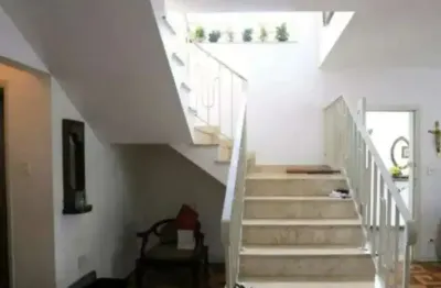 Impecável Sobrado de Luxo no Brooklin, São Paulo-SP: 4 Quartos, 2 Suítes, 4 Banheiros, 4 Vagas, 500m² de Área.