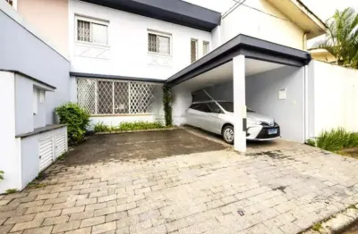 Sobrado á venda no Brooklin, com 3 dormitórios, sendo 1 suíte e 2 vagas.