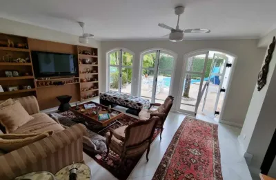 Sobrado com 648m² 4 suítes, 7 banheiros e 4 vagas de garagem no morumbi