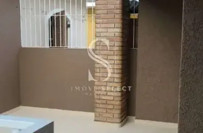 Sobrado residencial de 200m², com 3 dorms, sendo 1 suíte, 1 sala, e 2 vagas, á venda em interlagos.