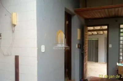 Casa térrea de 253m² possui 4 dormitórios (1 suíte), 1 sala e 3 vagas, à venda na região do brooklin