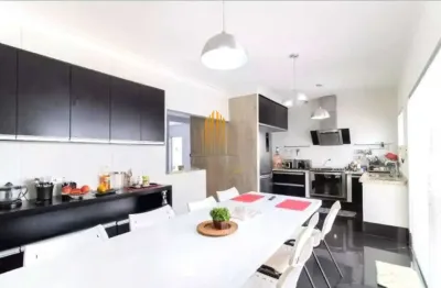 Sobrado residencial de 200m² possui 4 dormitórios (2 suítes) e 2 vagas á venda na região do ipiranga