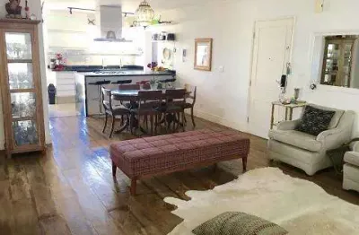 Apartamento todo reformado de 127m²com 3 dormitórios, 2 banheiros e 2 vagas.