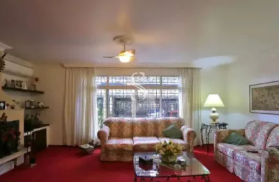 Casa residencial de 260m² possuindo 3 dormitórios (1 suíte) e 2 vagas á venda na região do brooklin