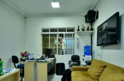 Vila romana, casa residencial de 180m² com 4 dormitorios, 1 suite e 3 vagas de garagem.