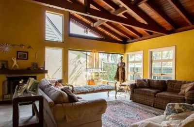 Morumbi - casa assobradada com 400m² 4 dormitórios, 3 suítes, 6 banheiros e 4 vagas de garagem.