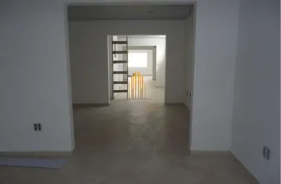 Galpão comercial de 340m² possui 5 salas, 3 banheiros, e 1 vaga á venda na região da vila leopoldina