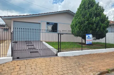 Residencia  com ampla area de jardim com quartos espaçosos  garagem coberta
