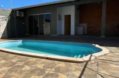 Vendo casa no jardim das palmeiras com 3 quartos, área gourmet com piscina r$450.000,00