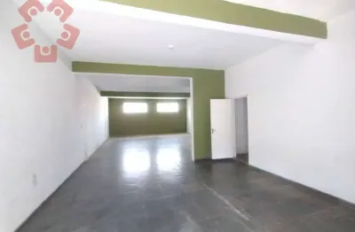 Aluga-se salão comercial 80m² com 2 banheiros e frente para rua movimentada