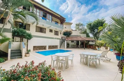Propriedade em terreno de 810m² com: casa principal maislofts independentes que totalizam 6 quartos em condomínio, freguesia de jacarepaguá.