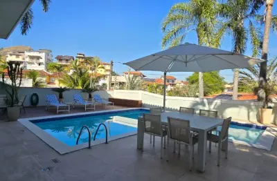 Linda casa com 4 quartos e 2 suítes condomínio fechado em Jacarepaguá