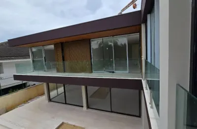 Mansão exclusiva de 1ª locação em condomínio de alto padrão, na Barra da Tijuca