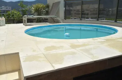 Cobertura  linear com piscina, de 3 quartos, em condomínio fechado no Recreio dos Bandeirantes