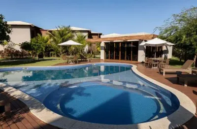 3 suítes, duplex, sendo duas no andar superior e uma térrea, todo decorado