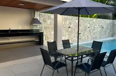 Casa decorada com 4 suítes, piscina e espaço gourmet em amplo terreno de 902m²
