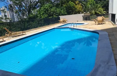 Cobertura com 445m² de área, 4 suítes mais gabinete, 2 salas, 2 dependências, 4 vagas, no itaigara