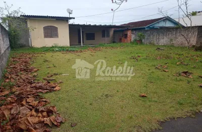 Casa à venda contendo espaço para 2 salas, 3 quartos mais dependências.