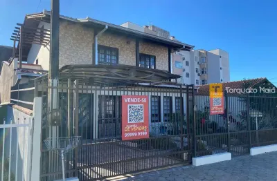 Ampla casa sobrado com 4 dormitórios, suíte com hidro e edícula em terreno de 220 m²