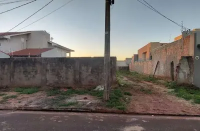 Excelente oportunidade no bairro que mais cresce na cidade!  área total: 450 m²