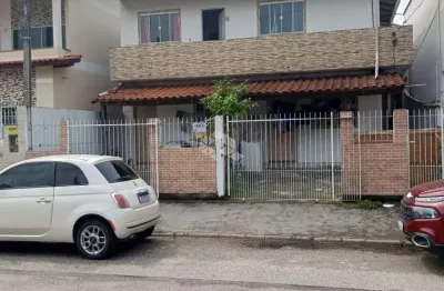 Casa duplex com 8 dormitórios/ quartos  no bairro madri em palhoça a venda